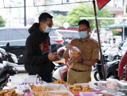 Peduli UMKM, Wali Kota Edi Kamtono dan Evan 'Hobby Makan' Borong Takjil-pemkot-pontianak-0