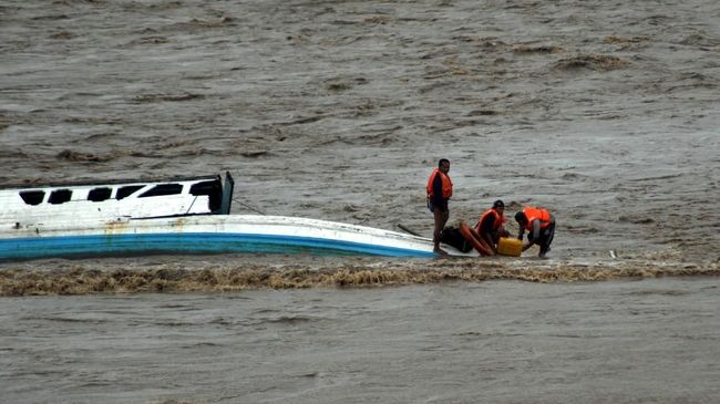 Kapal Tenggelam, 52 ABK dalam Pencarian