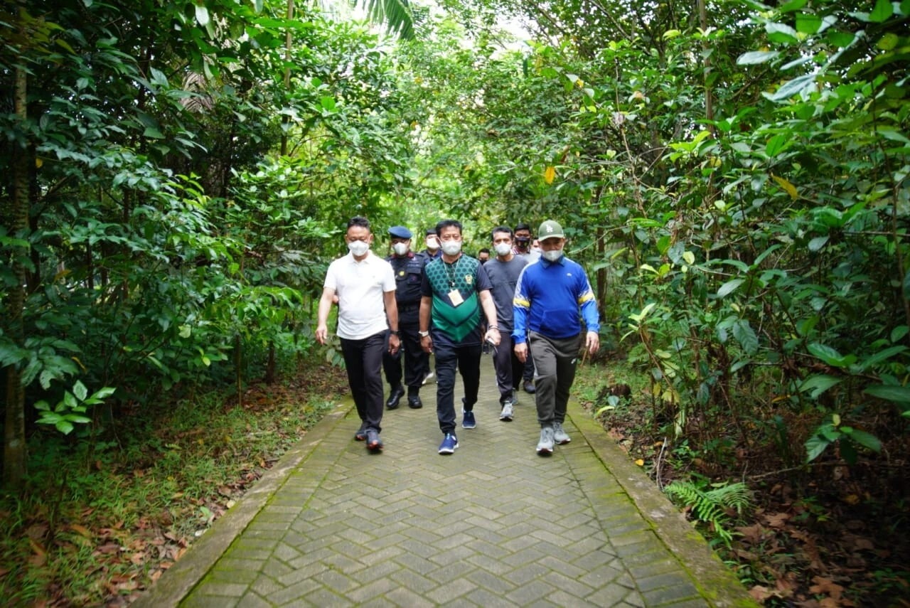 Mentan-Syahrul-Nikmati-Jogging-di-Taman-Digulis-Untan-pemkot-pontianak-0