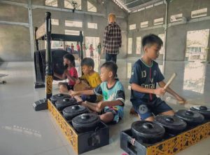 Anak-anak di Desa Retok sedang memainkan alat musik Jonggan di Gereja Dokumentasi Deo