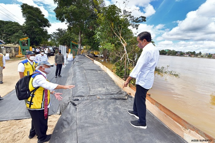 Ungkap Solusi Banjir Jangka Panjang, Jokowi Perintahkan KLHK dan Perusahaan Swasta di Kalbar Buat Nursery