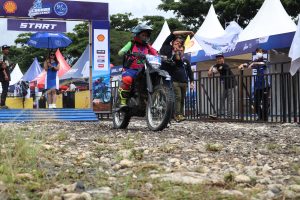 Nanda Helmia Pratiwi, biker wanita WR 155 R saat mengikuti Shell bLU cRU Yamaha Enduro Challenge (2)