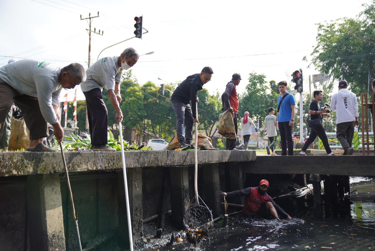 edi-bersihkan-parit