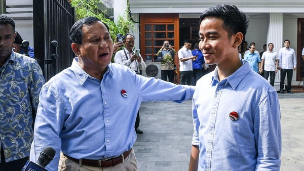 prabowo-gibran-kompak-berbaju-biru-jelang-pendaftaran-pilpres-2024_169