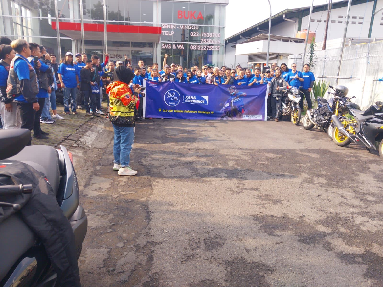 Peserta sunmori yang berkendara dari titik start di area Yamaha Flagship Shop Bandung, memeriahkan seri 3 Shell bLU cRU Yamaha Enduro Challenge (1)