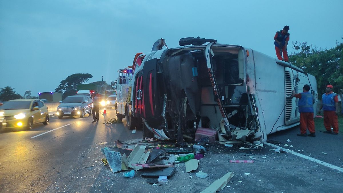 Kecelakaan Bus di Tol Cikopo