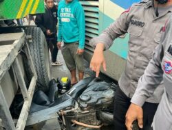 Polisi Ganjal Bus Pakai Motor Pribadi