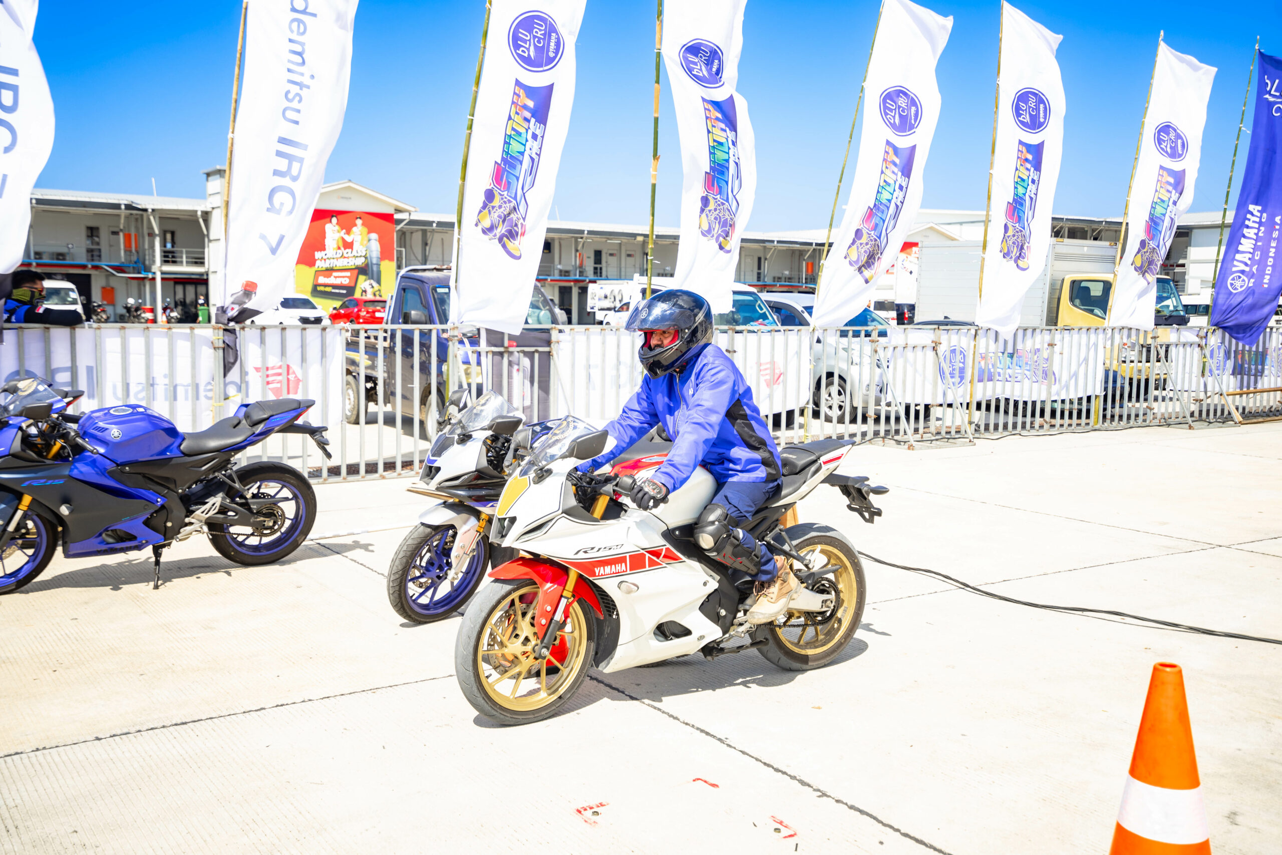 Jadi Bagian Keseruan bLU cRU Experience Day, Rasakan Riding Experience R15 Connected di Mandalika (1)