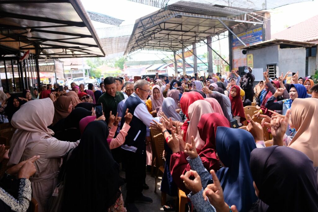 Ratusan emak-emak menyerbu Calon Gubernur (Cagub) Provinsi Kalimantan Barat (Kalbar) Sutarmidji saat kampanye dialogis di Kecamatan Sungai Raya