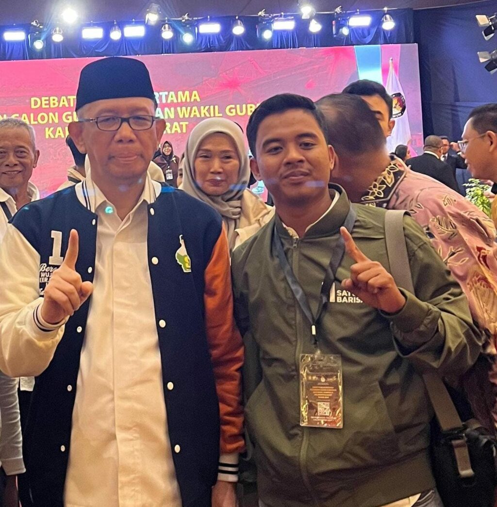 Koordinator Relawan Satu Barisan untuk Midji-Didi, Husni foto bersama Calon Gubernur Kalbar nomor urut 1, Sutarmidji usai debat publik perdana Pilgub Kalbar 2024 (Foto: Tim Media Midji-Didi)