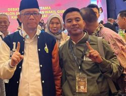 Koordinator Relawan Satu Barisan untuk Midji-Didi, Husni foto bersama Calon Gubernur Kalbar nomor urut 1, Sutarmidji usai debat publik perdana Pilgub Kalbar 2024 (Foto: Tim Media Midji-Didi)