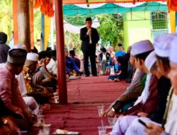 Calon Gubernur Kalbar nomor urut 1, Sutarmidji jadi tamu istimewa dalam majelis tarub akikah cucu Anggota DPRD Sambas, Haji As'an di Kecamatan Tebas (Foto: Tim Media Midji-Didi)