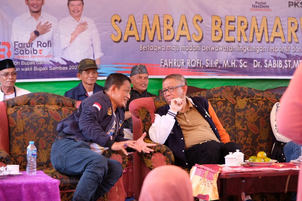 Ketua DPD NasDem Kabupaten Sambas Subhan Nur saat mendampingi kampanye dialogis Calon Gubernur Kalbar nomor urut 1, Sutarmidji di Kecamatan Galing (Foto: Tim Media Midji-Didi)