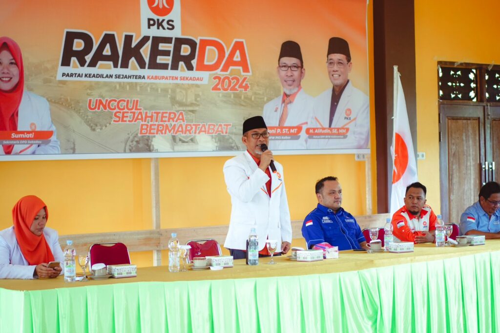 Ketua DPW Partai Keadilan Sejahtera atau PKS Kalimantan Barat, Arif Joni Prasetyo menyerukan seluruh kader PKS Kalbar all out memenangkan pasangan Sutarmidji-Didi Haryono di Pemilihan Gubernur Kalbar tahun 2024