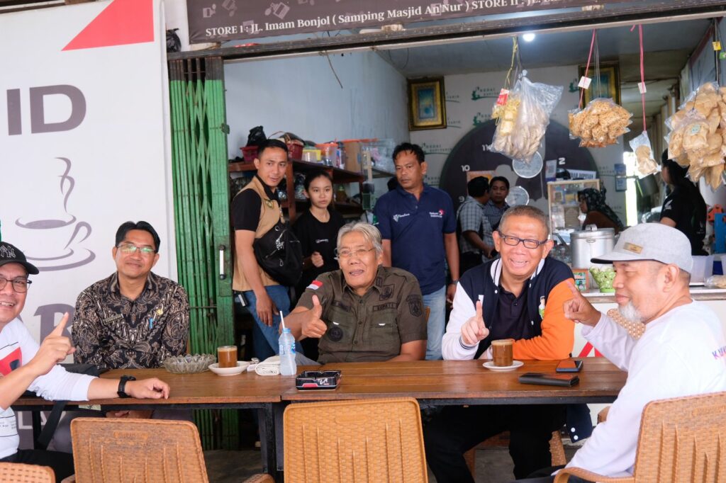 Sutarmidji Curi Perhatian di Kedai Kopi Sintang: Santai Sembari Menyerap Aspirasi