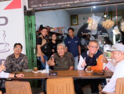 Sutarmidji Curi Perhatian di Kedai Kopi Sintang: Santai Sembari Menyerap Aspirasi