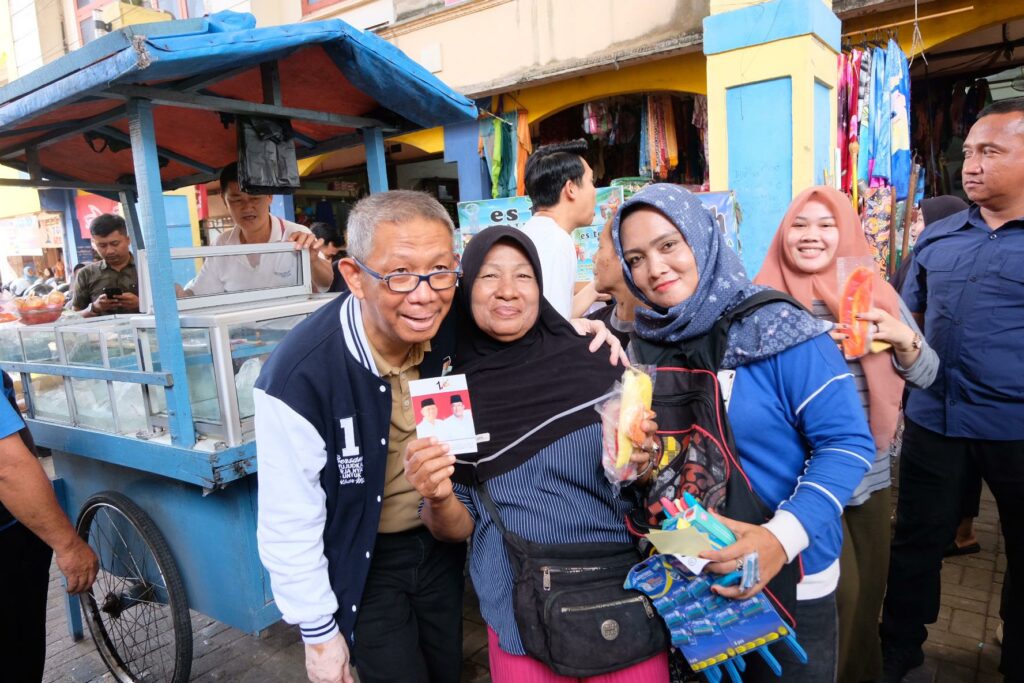 Calon Gubernur Kalbar nomor urut 1, Sutarmidji saat blusukan di Pasar Tengah Pontianak