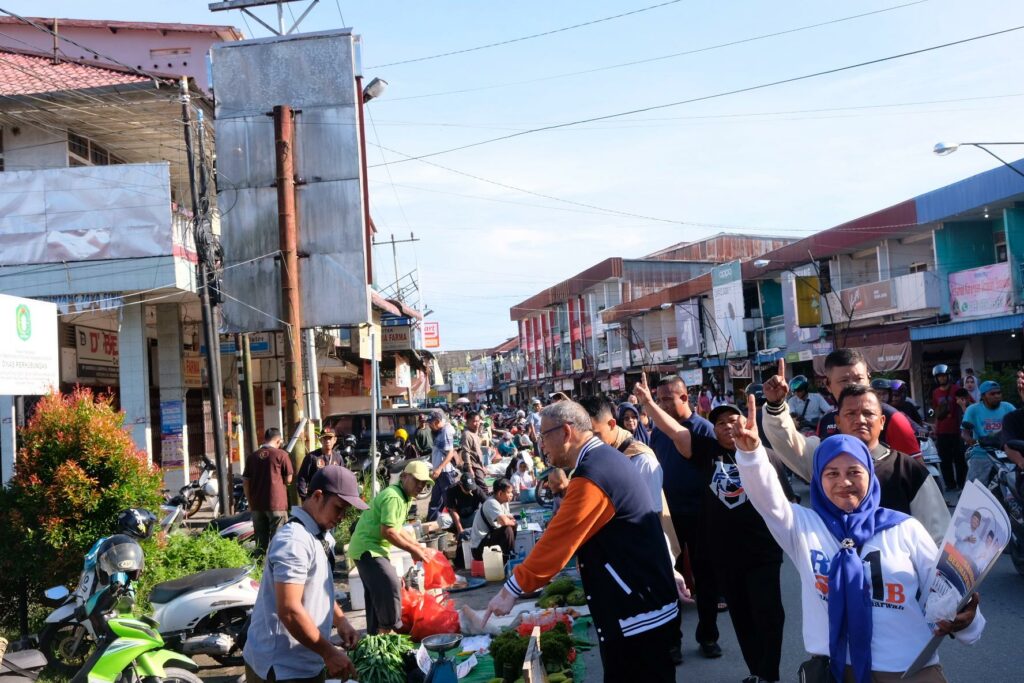 Calon Gubernur Kalbar nomor urut 1, Sutarmidji saat blusukan di Pasar Tumpah Sambas